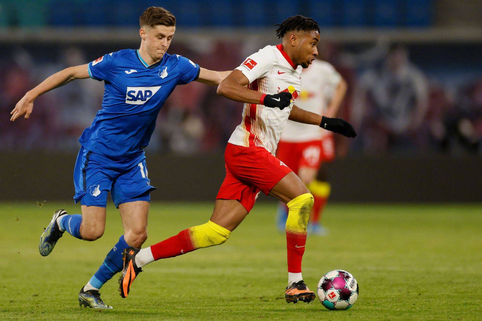 赛地聚焦——德甲今晨热度飙升，布鲁克林篮网刷新队史纪录，悬念犹存，球探报告显示潜力 