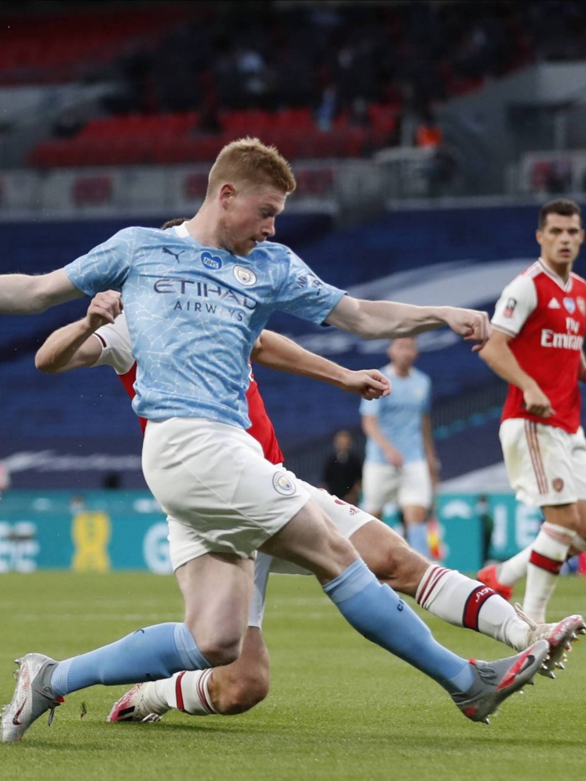 赛地聚焦——英超赛后热度飙升；阿森纳回应争议；球迷炸锅；轮换策略成焦点 