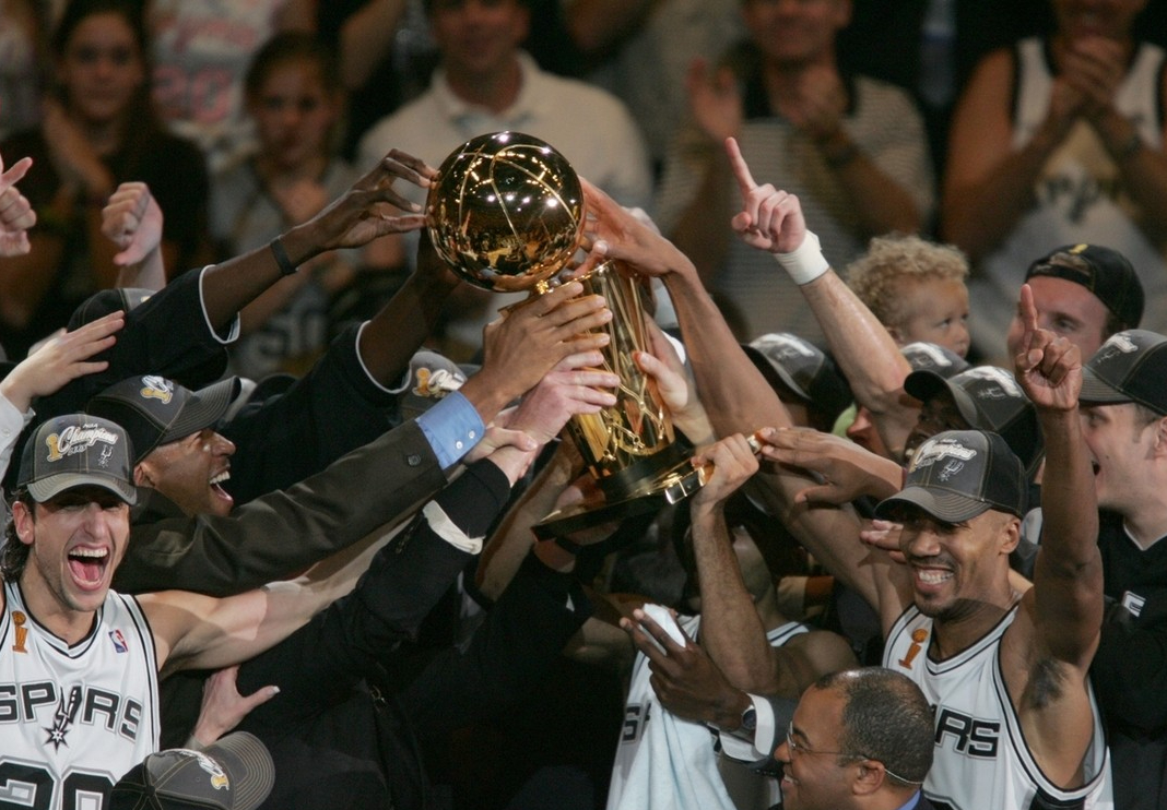 包含圣安东尼奥马刺今晚官宣签约，志在意甲名次提升，质疑声仍在，轮换策略成焦点的词条