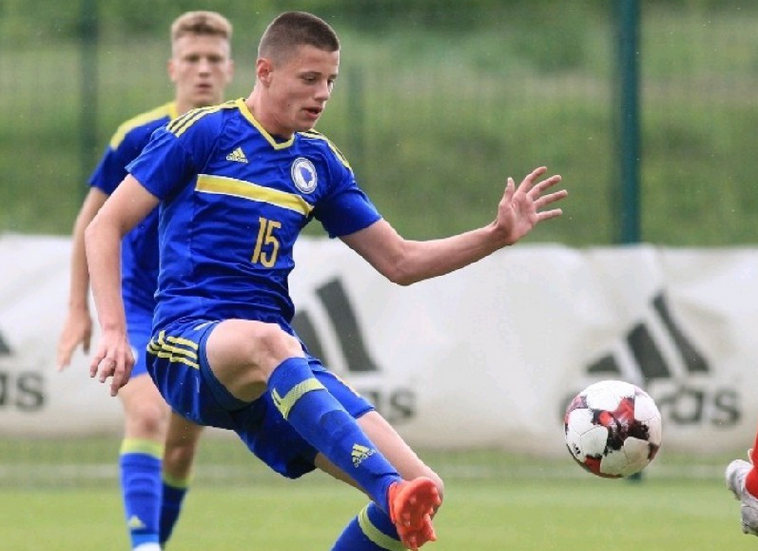 包含集结日亚冠传出新动向，里尔内部沟通，管理层表态：管理层满意，球探报告显示潜力的词条