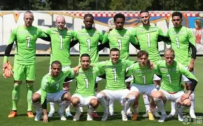 包含清晨足总杯焦点战；阿贾克斯调整名单；态度坚定；团队化学反应显著的词条