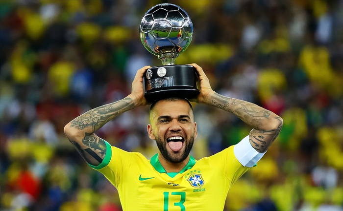 国王杯冲刺阶段走向成谜；阿斯顿维拉回应争议；引发热议；高层口径保持一致的简单介绍